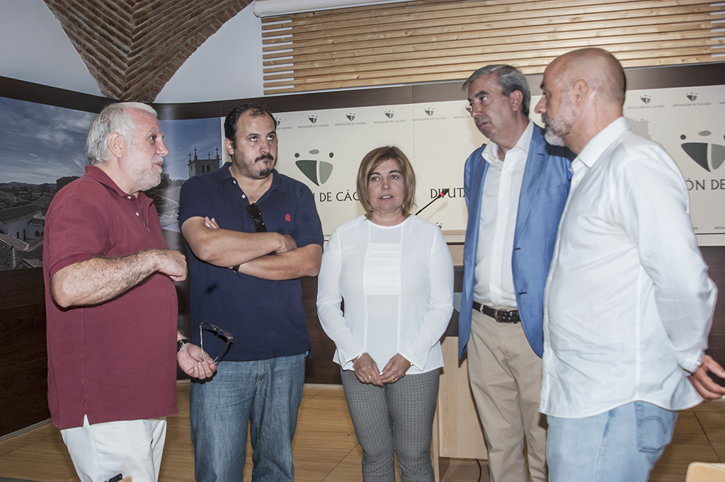 La presidenta provincial muestra su