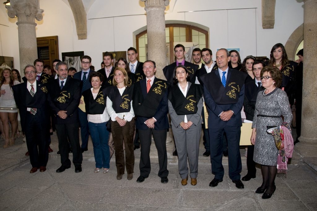 El colegio entrega las becas