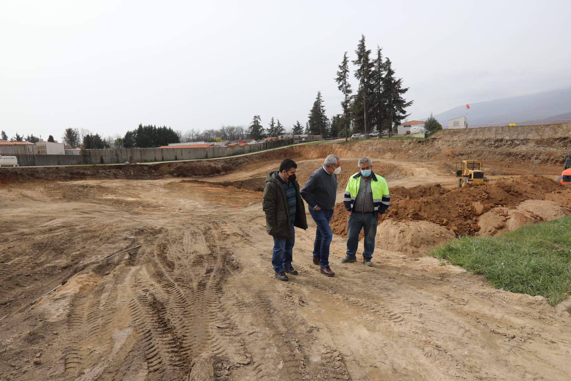 Carlos Carlos visita las obras del nuevo parque de bomberos de Jarandilla de la Vera