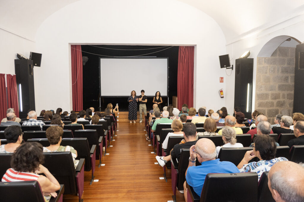 Protagonizada por el propio codirector