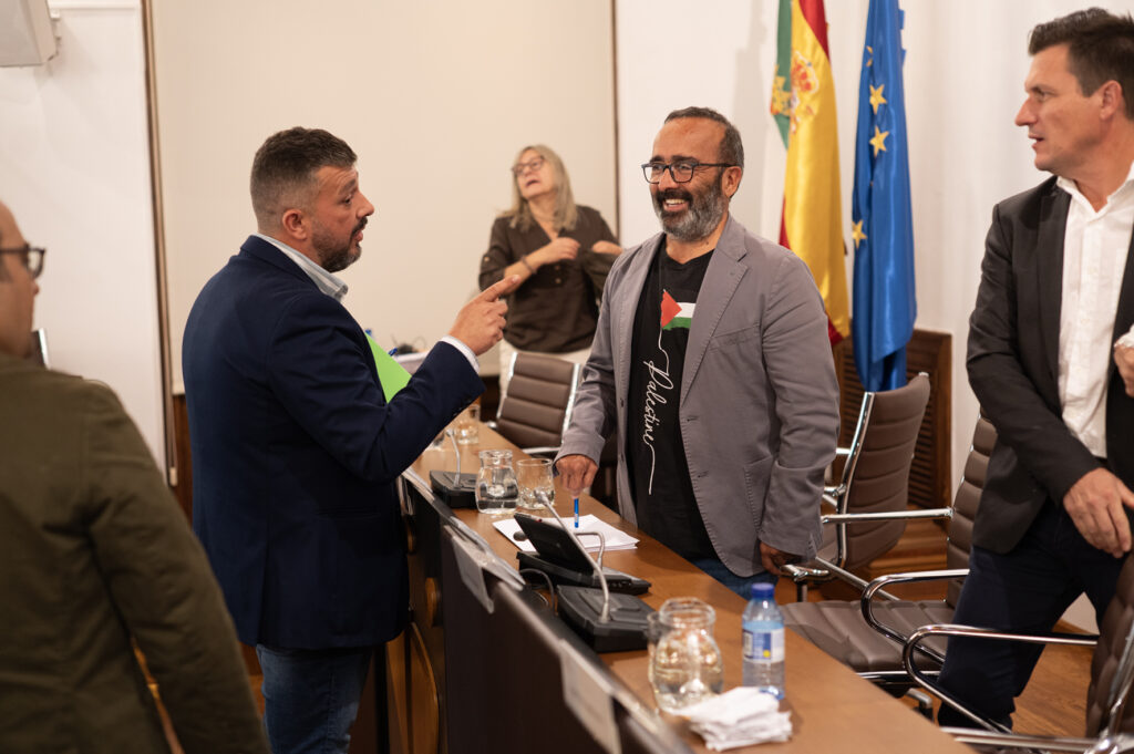 El presidente de la Diputación y el portavoz de la oposición charlan al finalizar el Pleno