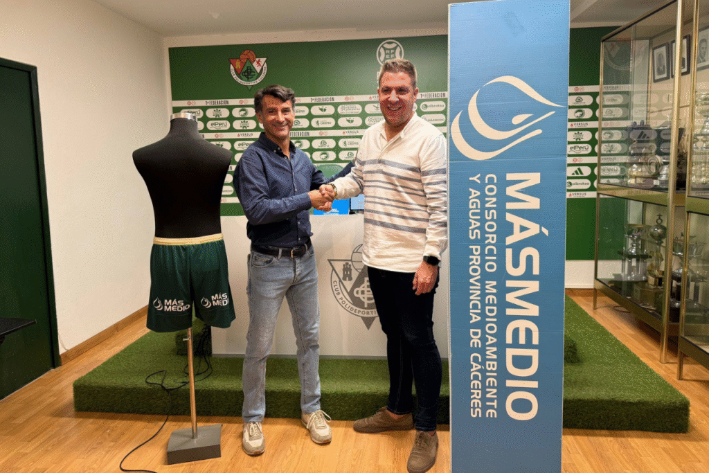 Javier Prieto, vicepresidente de la Diputación junto a Carlos Ordóñez, presidente del Clup Polideportivo Cacereño en la presentación del patrocinio de las nuevas equipaciones