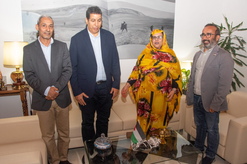 El presidente de la Diputación con representantes del pueblo Saharaui en reunión protocolaria