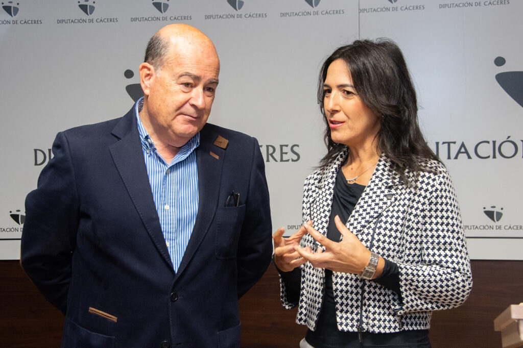 La vicepresidenta con el presidente de la fundación