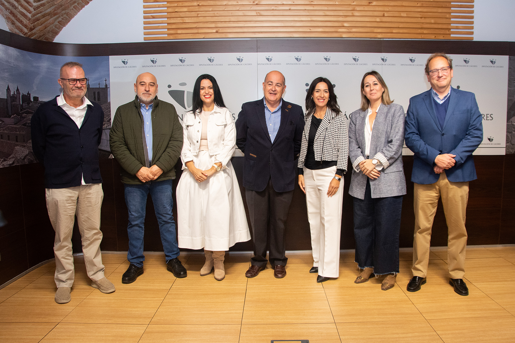 La vicepresidenta posa con representantes de la fundación laboral de la construcción