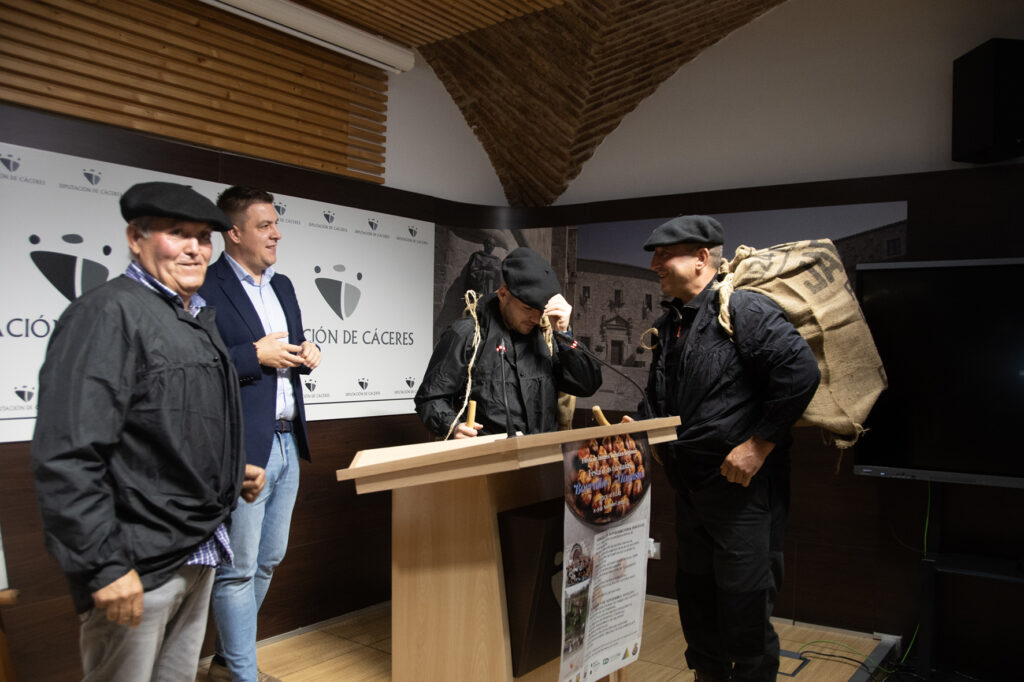 El diputado y el acalde de Eljas, acompañados de otros organizadores, tras la rueda de prensa.