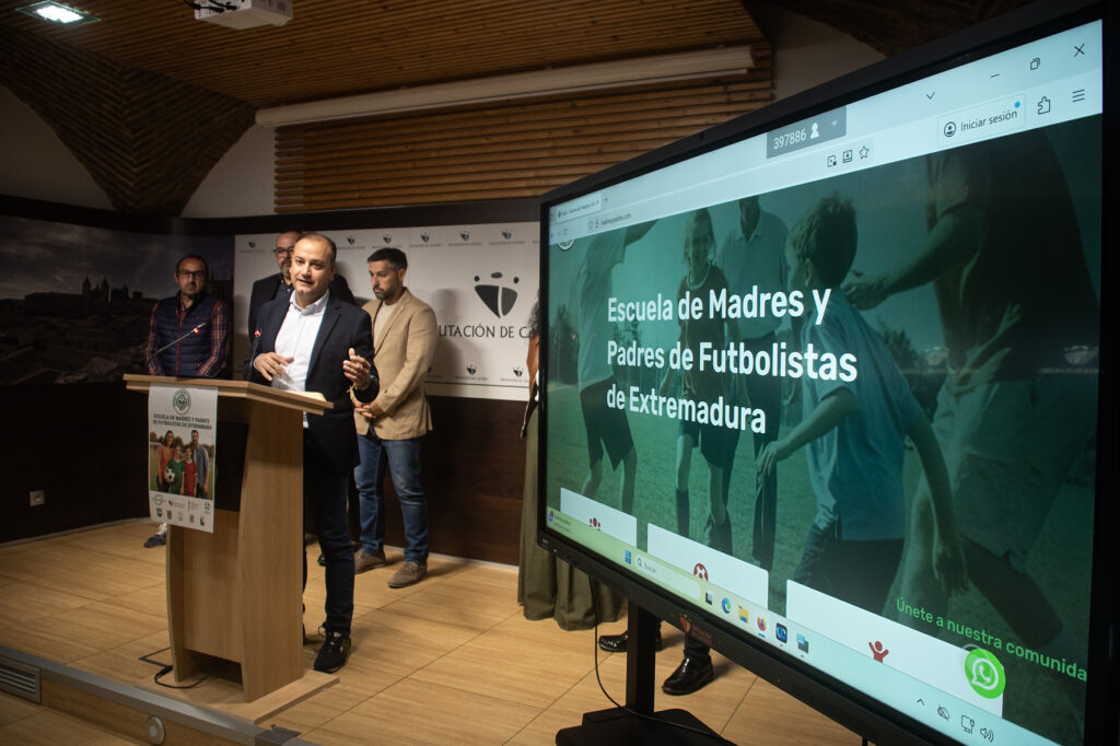 El diputado en un momento de la rueda de prensa
