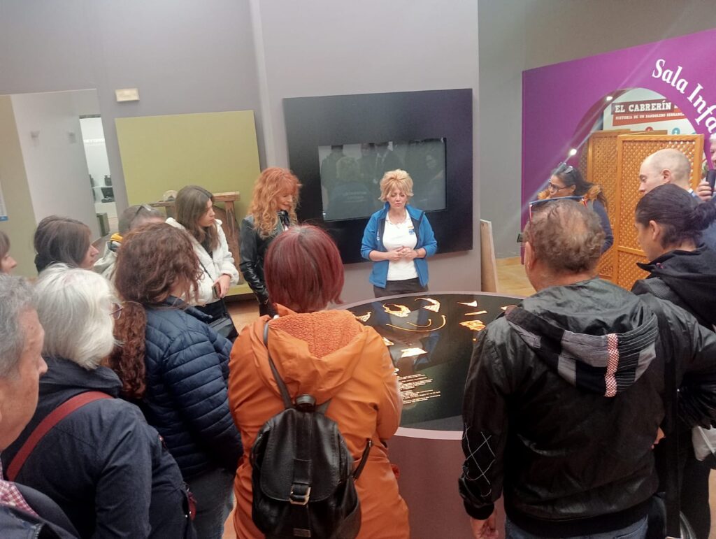 Miembros de un itinerario asisten a una visita