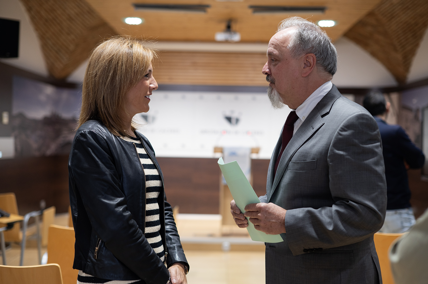 La diputada de Turismo y Juventud, Elísabeth Martín Declara, junto con el presidente de la Asociación de Balnearios de Extremadura y director del Balneario El Salugral, Carlos Yubero,