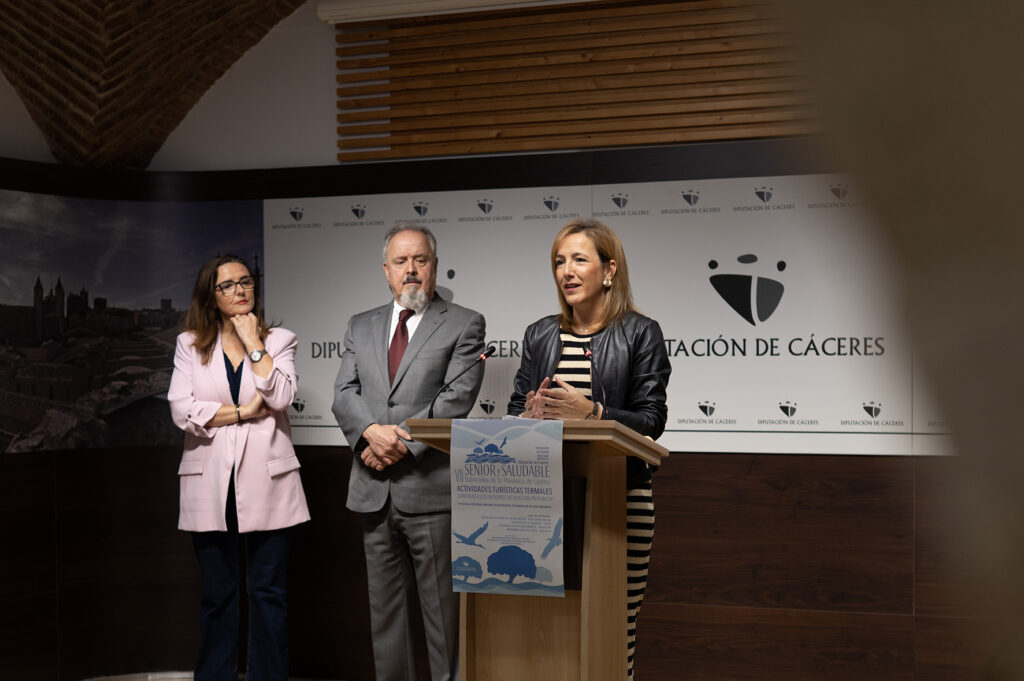 La diputada de Turismo y Juventud, Elísabeth Martín Declara, junto con el presidente de la Asociación de Balnearios de Extremadura y director del Balneario El Salugral, Carlos Yubero, y la directora del Balneario de Baños de Montemayor, Elisa Cruz