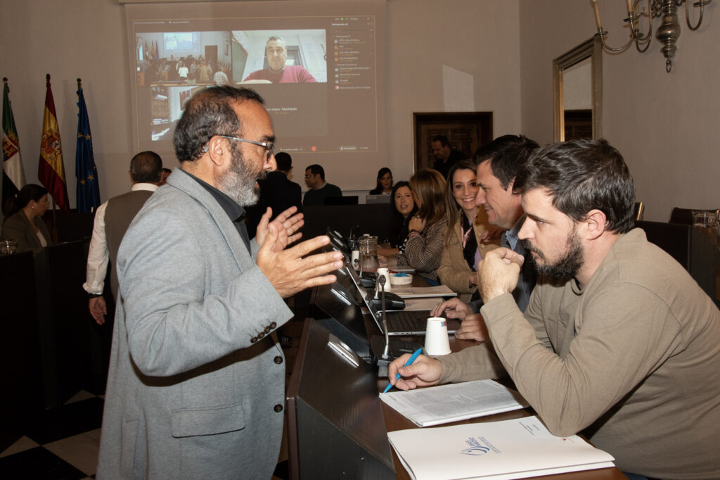 El presidente de la Diputación charla con miembros de la Junta General de MásMedio
