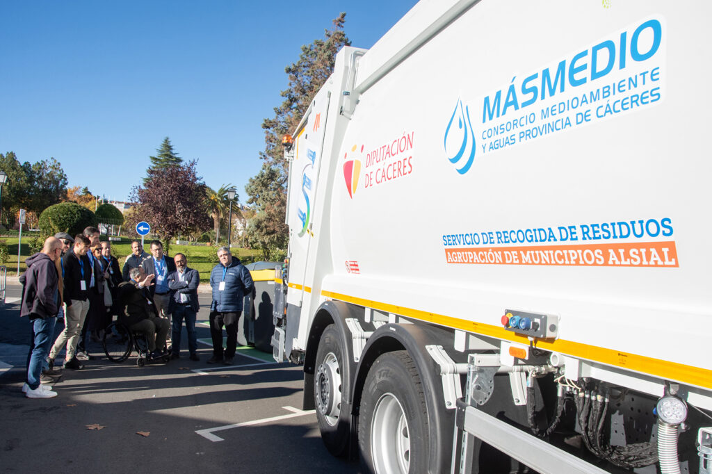El presidente visitando el camión de Masmedio del servicio de recogida de residuos