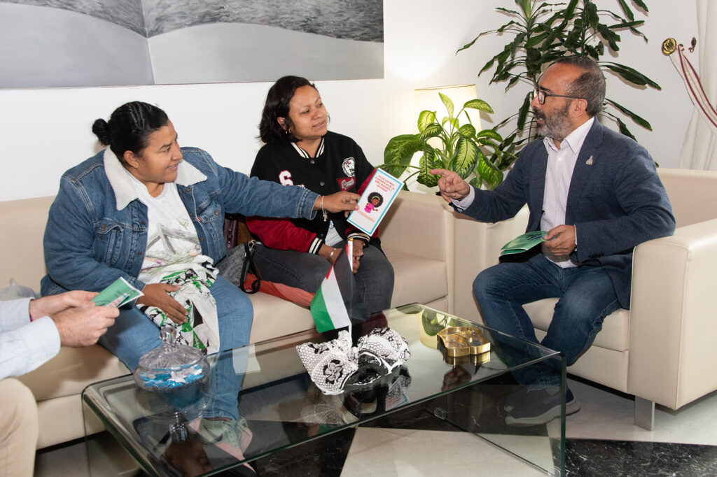 El presidente con Tania y Marjorit en un momento de la reunión.
