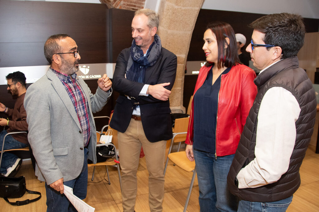 El presidente y la diputada con el presidente de la federación de Caza