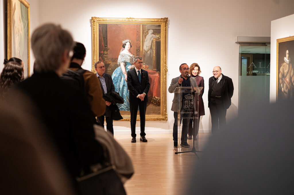 Durante su intervención, el presidente de la diputación, junto a la comisaria y los representantes de la Judicatura
