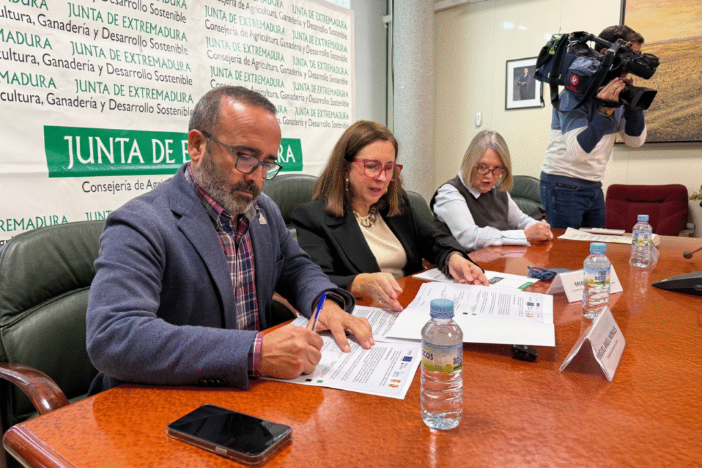 El presidente, la consejera y la presidenta de ACUAES en el momento de la firma del convenio.