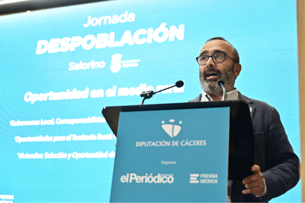 Miguel Ángel Morales interviniendo desde el atril.