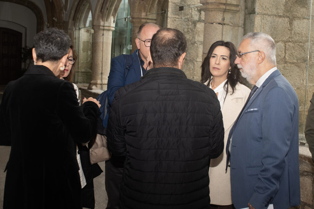 La vicepresidenta de la Diputación de Cáceres y el subdelegado del Gobierno en Cáceres charlan con otros participantes antes de comenzar el acto