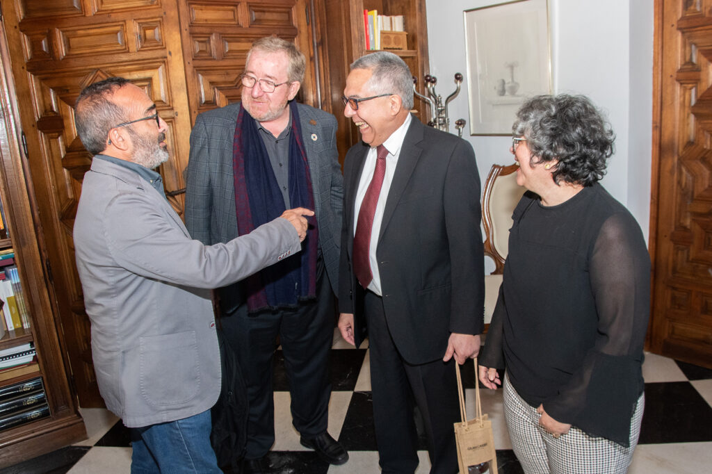 El presidente recibe al embajador de cuba.