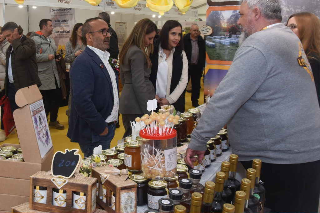 El presidente de la Diputación charla en uno de los stands expositivos de la feria de Apicultura