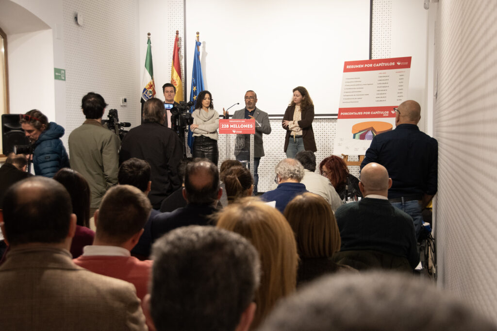 El presidente de la Diputación acompañado de los vicepresidentes, durante la presentación de los presupuestos de la Diputación provincial de Cáceres