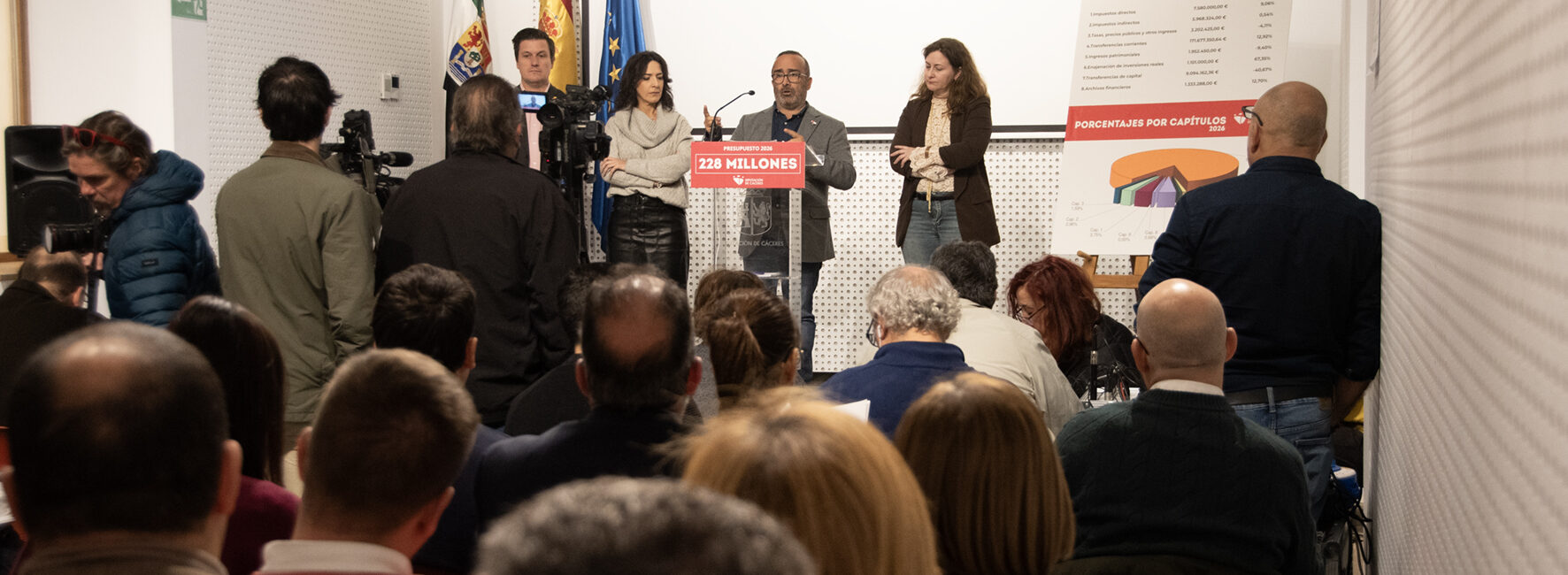 El presidente de la Diputación acompañado de los vicepresidentes, durante la presentación de los presupuestos de la Diputación provincial de Cáceres