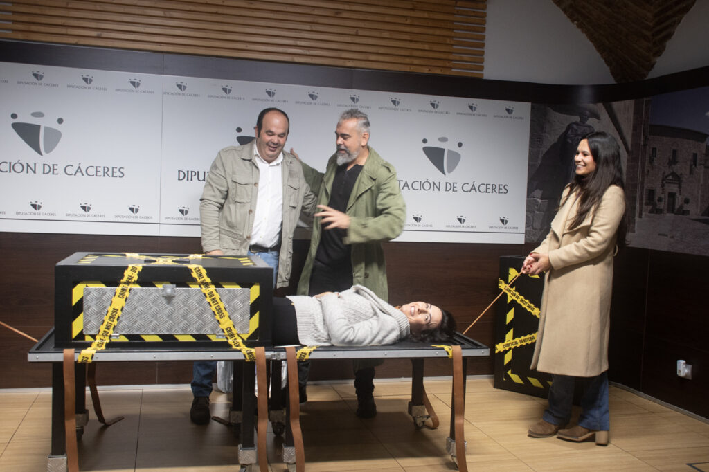 La vicepresidenta primera participa en uno de los números de magia durante la presentacion