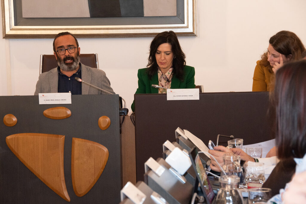 el presidente de la Diputación y las vicepresidentas durante el pleno