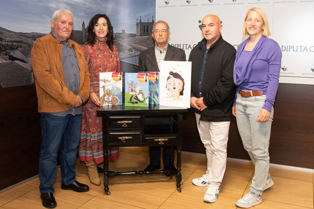 La vicepresidenta primera acompañada de los asistentes a la presentación