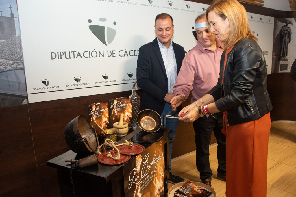 La diputada de Turismo junto con el teniente de alcalde de Jarandilla de la Vera y un representante de la Mayordomía de la cofradía de Los Escobazos