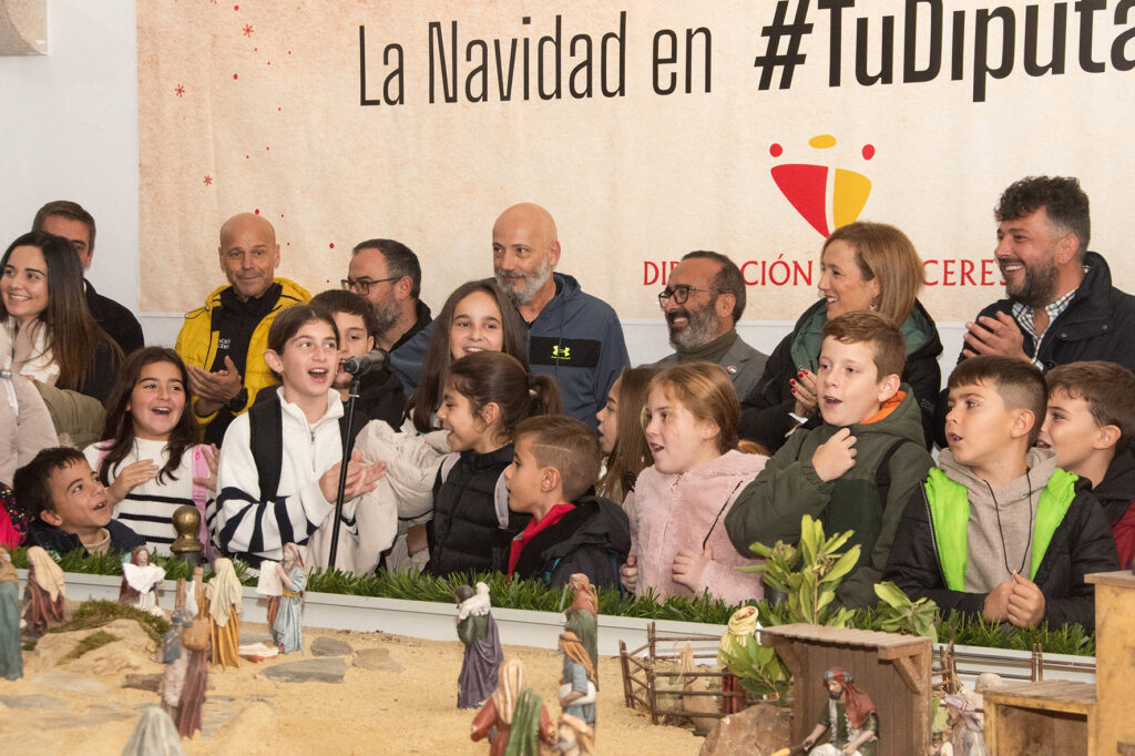 El presidente de la Diputación, Diputados y trabajadores de la Diputación junto a los niños, cantando viillancicos