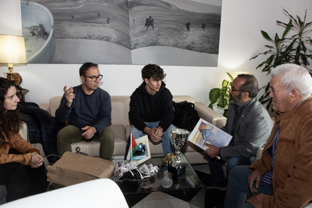 Foto del presidente de la Diputación Provincial, Miguel Ángel Morales, quien ha recibido en su despacho al joven piloto de velocidad en la categoría de súper sport 300, Rodrigo Domínguez Asensio