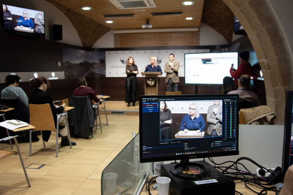 La diputada, acompañada de técnicos, en un momento de la presentación