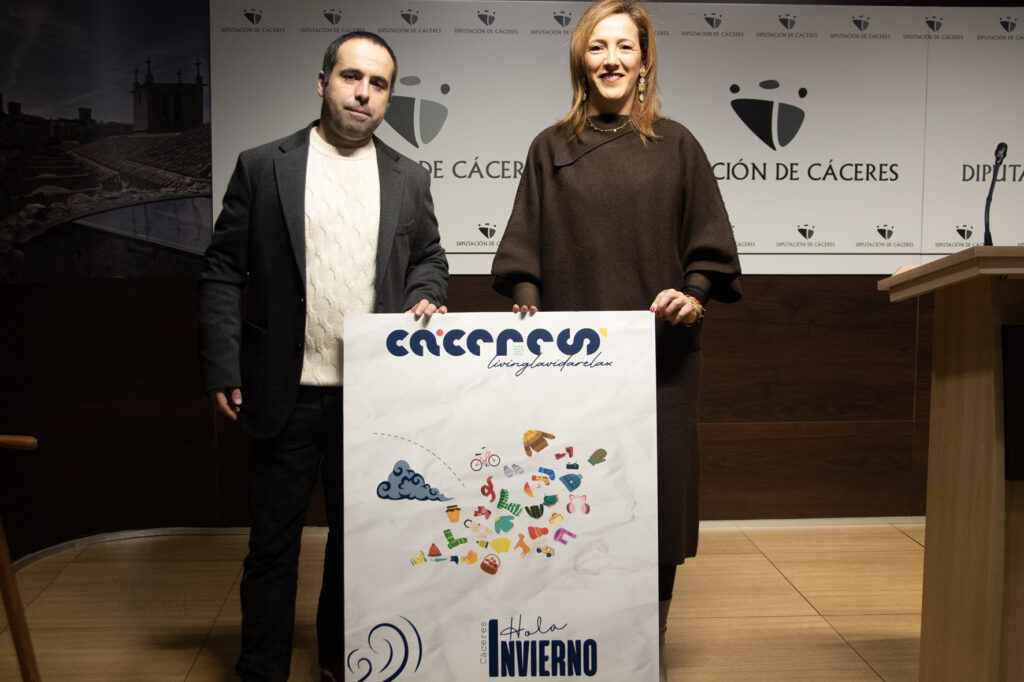 La diputada y Francisco Hurtado muestran el cartel de Hola, Invierno