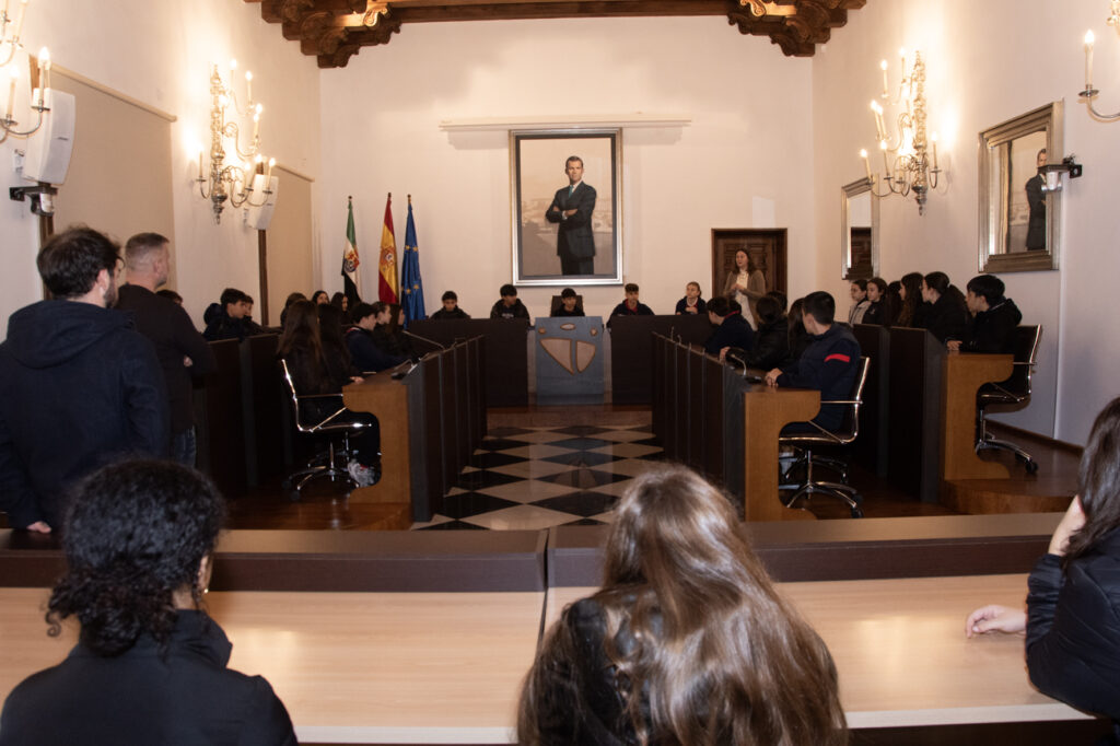 El colegio Diocesano de Cáceres, visita el salón de Plenos de la Diputación provincial. Han sido recibidos por la vicepresidenta segunda de Hacienda y Administración General