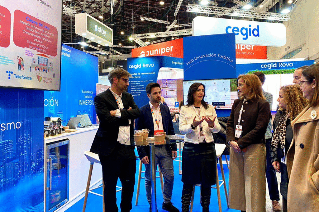 La vicepresidenta charla con representantes de Telefónica y parte del equipo de diputación