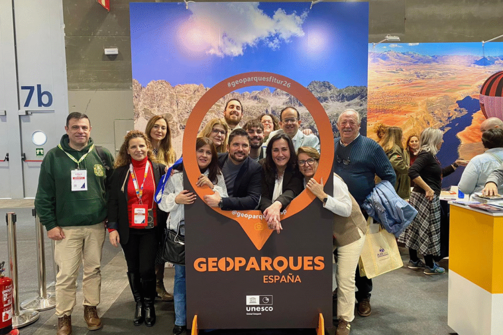 Foto de grupo del diputado con alcaldes y alcaldesas del Geoparque