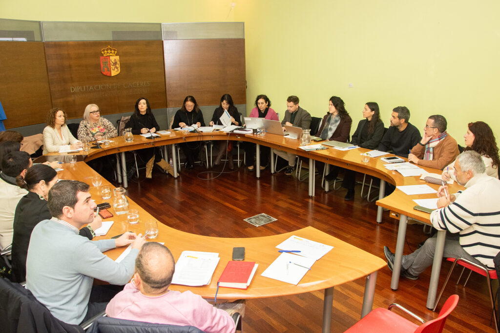 Un momento de la reunión con todos los representantes municipales y la vicepresidenta