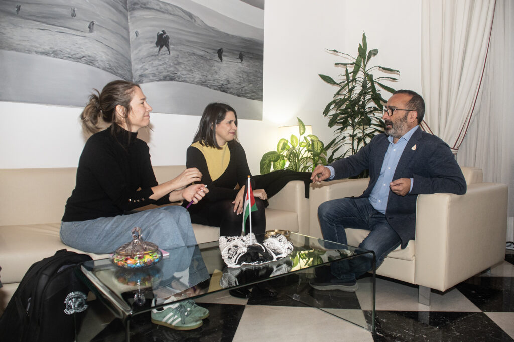 El presidente de la diputación con Rocío Blas y Silvia Román