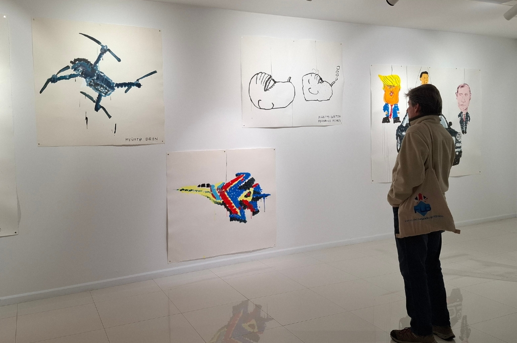 Un visitante contempla una de las obras en la sala de exposiciones