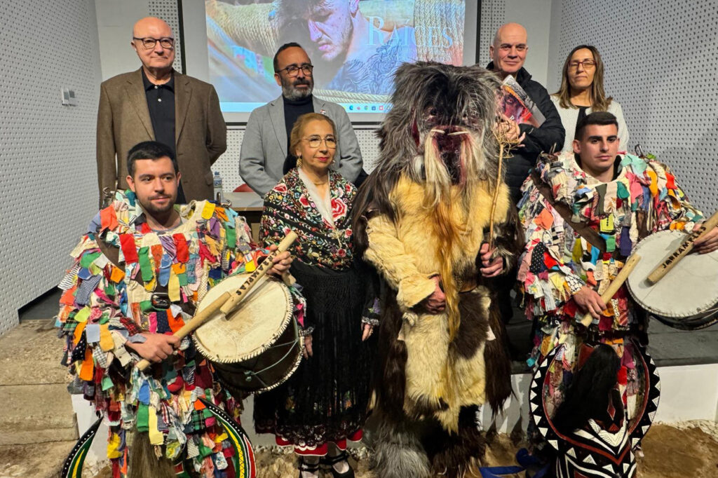 Asistentes a la presentación junto con el presidente de la Diputación