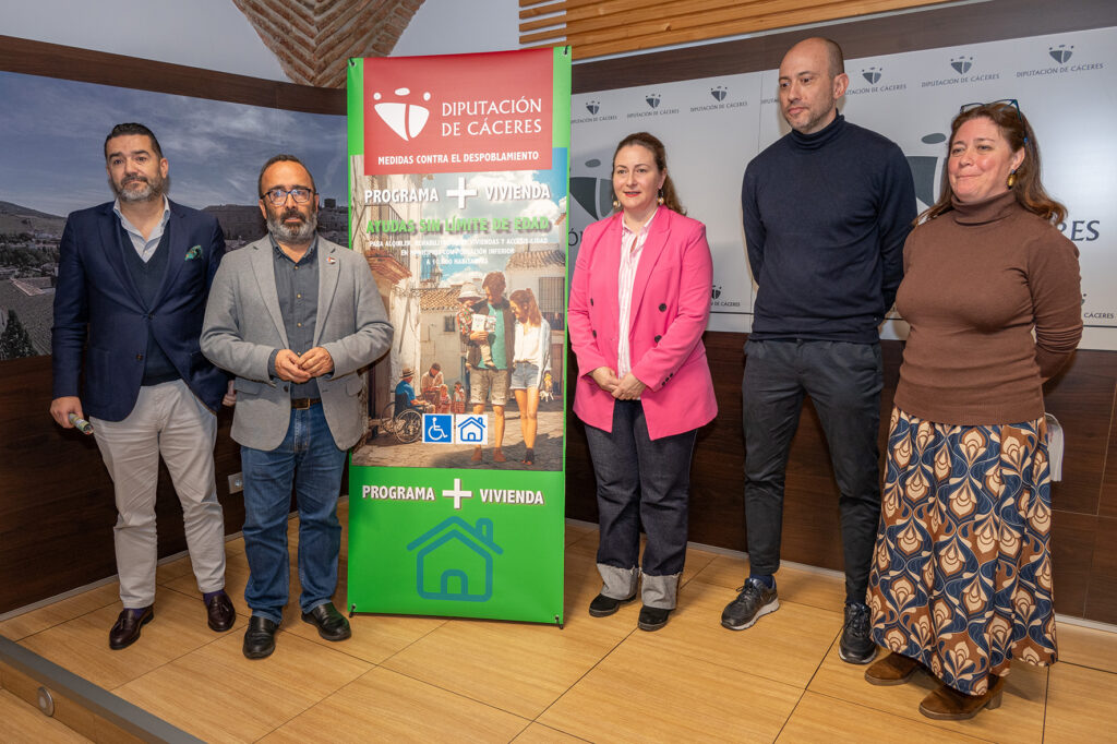 El presidente y la vicepresidenta con dos de los técnicos que han trabajado en el plan, junto al cartel informativo del mismo.