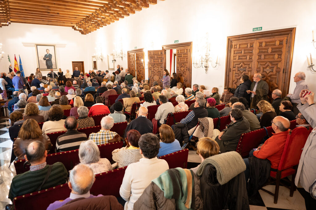 Vista del salón repleto durante la reunión