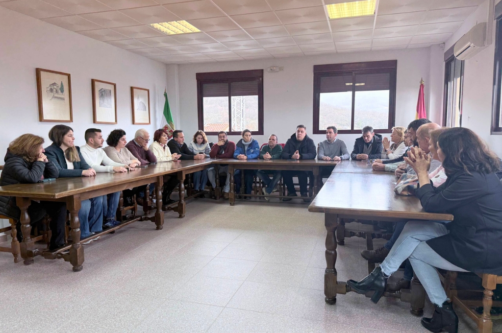 El vicepresidente del consorcio con los distintos alcaldes y alcaldesas de la zona durante la reunión