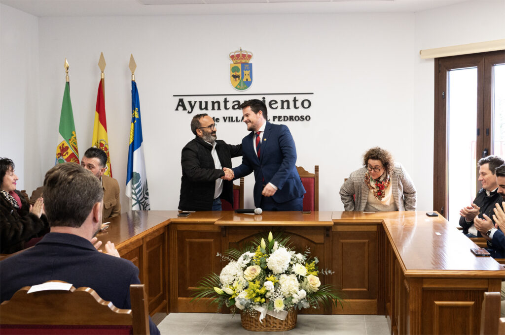 El presidente de la Diputación y el alcalde se dan la mano