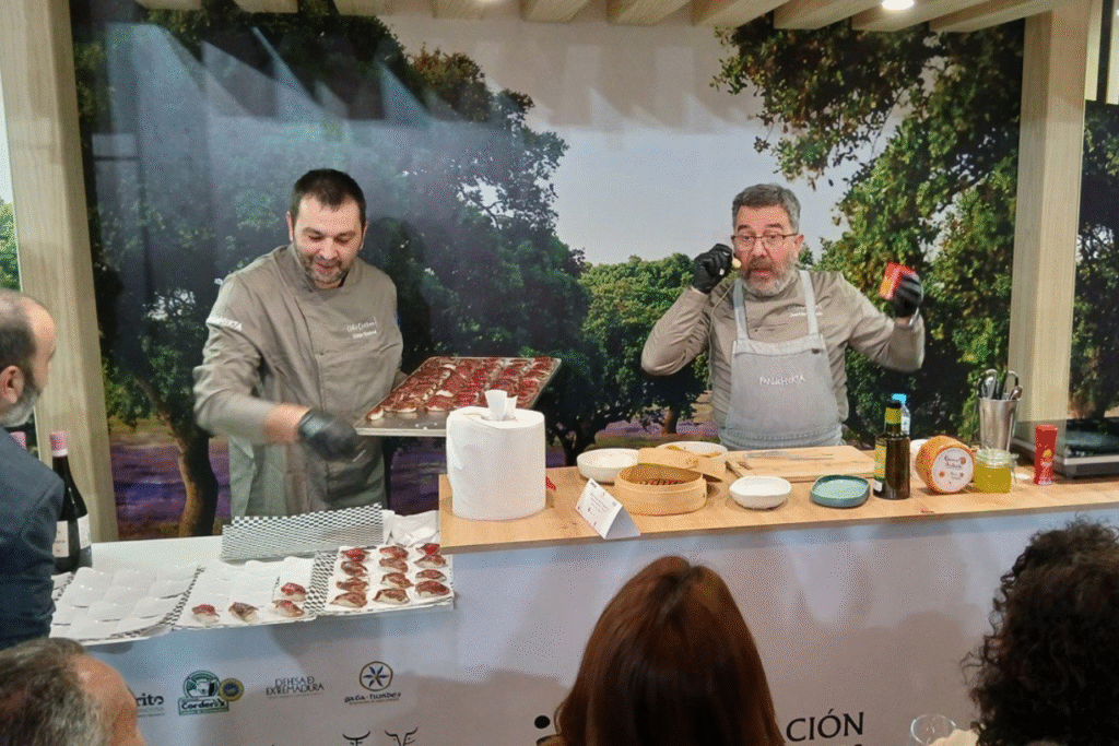 Un momento de la cocina en vivo con los cocineros del restaurante Pan de Huerta, de Cáceres, José Manuel Galán y Víctor Encinal