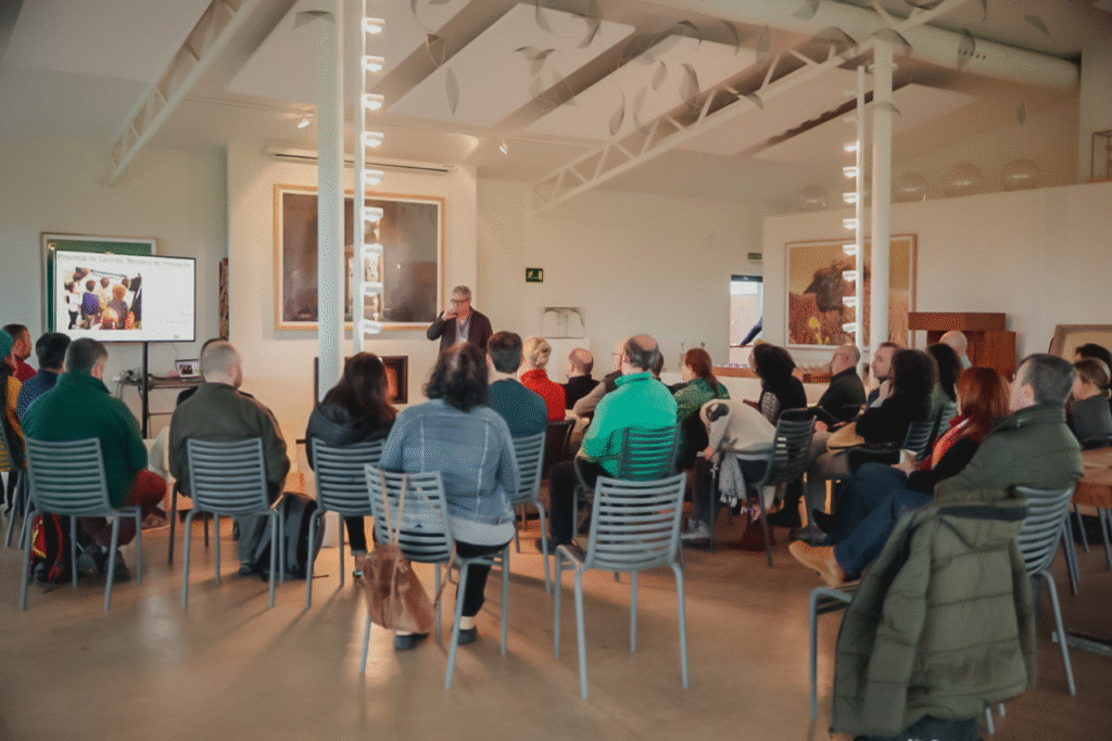 El técnico imparte la charla ante los asistentes