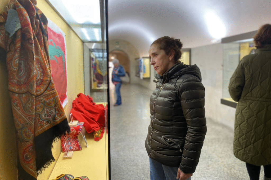Una mujer contempla una de las vitrinas de la exposición