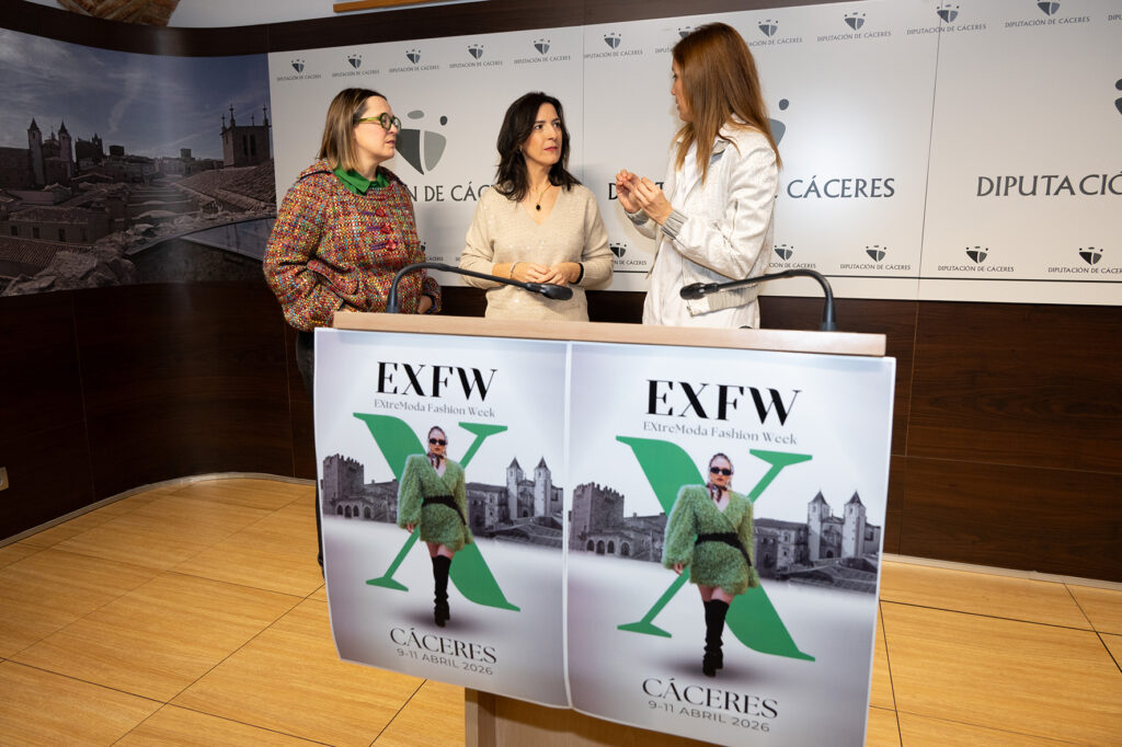 La vicepresidenta con las dos promotoras del evento, tras la rueda de prensa.