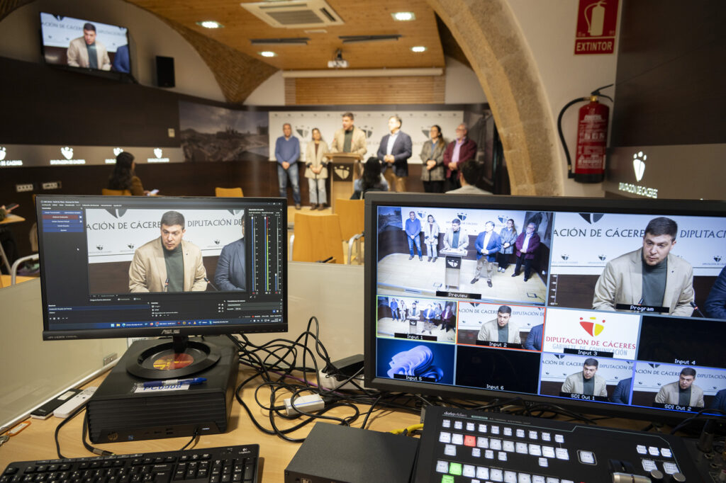 El diputado durante la rueda de prensa